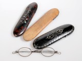 3 botes pour petites lunettes, 2 dcores, lune en bois, lautre avec lunettes  lintrieur, la dernire en caille